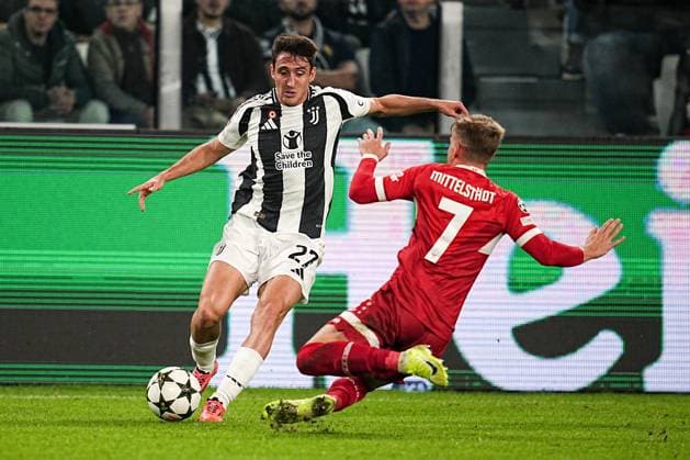 Juventus Andrea Cambiaso fights for the ball with Stuttgart s Maximilian Mittelst& xe4;dt during the Uefa Champions League soccer match, between Juventus and Stuttgart at the Allianz Stadium in Turin, north west Italy - Tuesday, October 22, 2024. - Soccer  Copyright: xMarcoxAlpozzi LaPressex