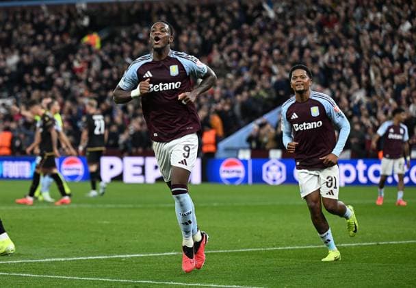 Jhon Duran of Aston Villa celebrates after scoring the team s second goal Aston Villa v Bologna, UEFA Champions League, Group Stage, Football, Villa Park, Birmingham, UK, 22 Oct 2024 EDITORIAL USE ONLY No use with unauthorised audio, video, data, fixture lists, club league logos or live services. Online in-match use limited to 120 images, no video emulation. No use in betting, games or single club league player publications. Copyright: xAnnaxGowthorpe Shutterstockx 14801595av