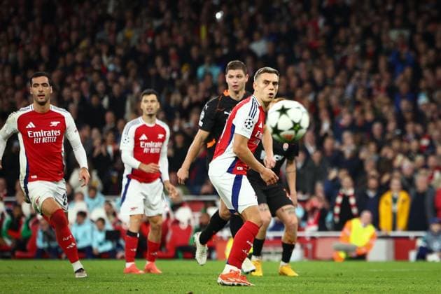Leandro Trossard of Arsenal watches as his penalty kick rebounds out Arsenal v Shakhtar Donetsk, UEFA Champions League, Group Stage, Football, Emirates Stadium, London, UK, 22 Oct 2024 EDITORIAL USE ONLY No use with unauthorised audio, video, data, fixture lists, club league logos or live services. Online in-match use limited to 120 images, no video emulation. No use in betting, games or single club league player publications. Copyright: xSimonxDael Shutterstockx 14801590ak