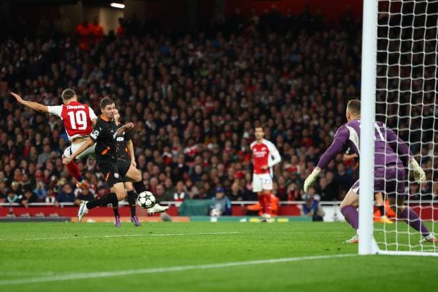 Leandro Trossard of Arsenal is fouled in the box and awarded a penalty after a VAR review Arsenal v Shakhtar Donetsk, UEFA Champions League, Group Stage, Football, Emirates Stadium, London, UK, 22 Oct 2024 EDITORIAL USE ONLY No use with unauthorised audio, video, data, fixture lists, club league logos or live services. Online in-match use limited to 120 images, no video emulation. No use in betting, games or single club league player publications. Copyright: xSimonxDael Shutterstockx 14801590al
