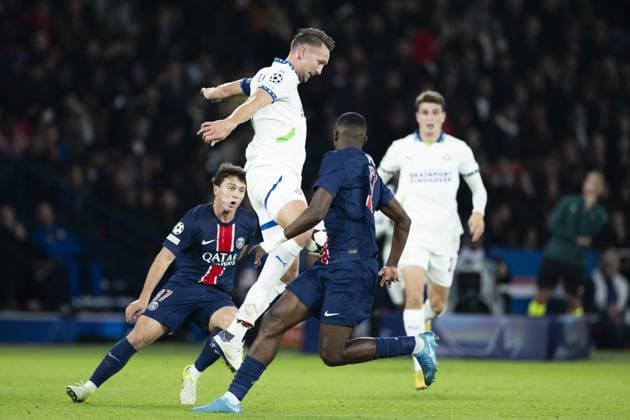 PARIS - (l-r) Joao Neves of Paris Saint-Germain, Luuk de Jong of PSV Eindhoven, Willian Pacho of Paris Saint-Germain during the UEFA Champions League match between Paris Saint Germain and PSV Eindhoven at Parc des Princes on Oct. 22, 2024 in Paris, France. ANP ROBIN VAN LONKHUIJSEN UEFA Champions League 2024 25 xVIxANPxSportx xxANPxIVx 511581382 originalFilename: 511581382.jpg