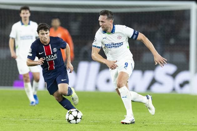 PARIS - (l-r) Joao Neves of Paris Saint-Germain, Luuk de Jong of PSV Eindhoven during the UEFA Champions League match between Paris Saint Germain and PSV Eindhoven at Parc des Princes on Oct. 22, 2024 in Paris, France. ANP ROBIN VAN LONKHUIJSEN UEFA Champions League 2024 25 xVIxANPxSportx xxANPxIVx 511581735 originalFilename: 511581735.jpg