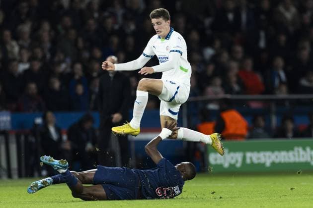 PARIS - (l-r) Willian Pacho of Paris Saint-Germain, Guus Til of PSV Eindhoven during the UEFA Champions League match between Paris Saint Germain and PSV Eindhoven at Parc des Princes on Oct. 22, 2024 in Paris, France. ANP ROBIN VAN LONKHUIJSEN UEFA Champions League 2024 25 xVIxANPxSportx xxANPxIVx 511581791 originalFilename: 511581791.jpg