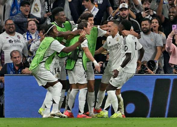 22 10 2024, Football UEFA Champions League 2024 2025, Matchday 3, Real Madrid Borussia Dortmund, at Estadio Santiango Bernabeu in Madrid Spain , Lucas Vazquez Real Madrid cheers with his teammates about the 3 2 DFL and DFB regulations prohibit any use of photographs as image sequences and or quasi video