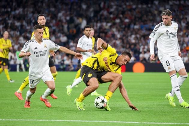 Ramy Bensebaini Dortmund 5 , Lucas Vazquez Madrid 17 ESP, Real Madrid vs Borussia Dortmund, Football, Champions League, Matchday 3, 2024 2025 season, 22 10 2024 ESP, Real Madrid vs Borussia Dortmund, Football, Champions League, Matchday 3, 2024 2025 season, 22 10 2024 Madrid Copyright: xEibner-Pressefoto JoergxNiebergax EP_JNL