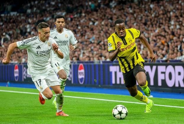 Jamie Gittens Dortmund 43 , Lucas Vazquez Madrid 17 ESP, Real Madrid vs Borussia Dortmund, Football, Champions League, Matchday 3, 2024 2025 season, 22 10 2024 ESP, Real Madrid vs Borussia Dortmund, Football, Champions League, Matchday 3, 2024 2025 season, 22 10 2024 Madrid Copyright: xEibner-Pressefoto JoergxNiebergax EP_JNL