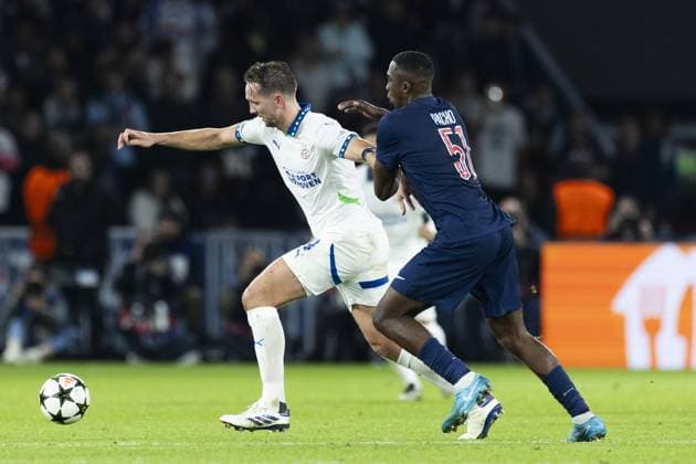PARIS - (l-r) Luuk de Jong of PSV Eindhoven, Willian Pacho of Paris Saint-Germain during the UEFA Champions League match between Paris Saint Germain and PSV Eindhoven at Parc des Princes on Oct. 22, 2024 in Paris, France. ANP ROBIN VAN LONKHUIJSEN UEFA Champions League 2024 25 xVIxANPxSportx xxANPxIVx 511582188 originalFilename: 511582188.jpg