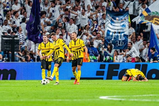 22 10 2024, Real Madrid vs Borussia Dortmund, UEFA Champions League, Matchday 3 Marcel Sabitzer Borussia Dortmund, 20 Pascal Gross Borussia Dortmund, 13 Nico Schlotterbeck Borussia Dortmund, 4 Ramy Bensebaini Borussia Dortmund, 5 are unhappy about Vinicius Junior Real Madrids 4 2 goal, 7 Copyright: xBahhoxKarax