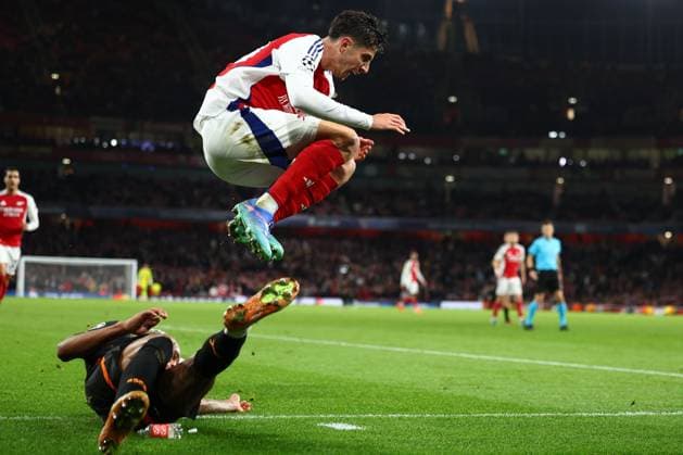 Sport Bilder des Tages Kai Havertz of Arsenal fouled by Pedrinho of Shakhtar Donetsk who is shown a yellow card Arsenal v Shakhtar Donetsk, UEFA Champions League, Group Stage, Football, Emirates Stadium, London, UK, 22 Oct 2024 EDITORIAL USE ONLY No use with unauthorised audio, video, data, fixture lists, club league logos or live services. Online in-match use limited to 120 images, no video emulation. No use in betting, games or single club league player publications. Copyright: xSimonxDael Shutterstockx 14801590ap