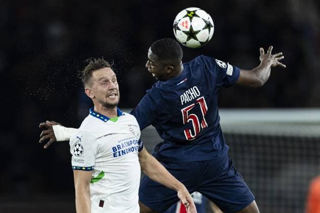 PARIS - (l-r) Luuk de Jong of PSV Eindhoven, Willian Pacho of Paris Saint-Germain during the UEFA Champions League match between Paris Saint Germain and PSV Eindhoven at Parc des Princes on Oct. 22, 2024 in Paris, France. ANP ROBIN VAN LONKHUIJSEN UEFA Champions League 2024 25 xVIxANPxSportx xxANPxIVx 511582392 originalFilename: 511582392.jpg