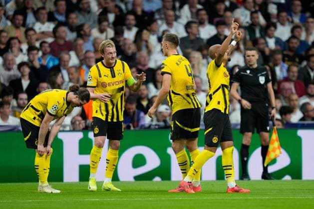 Donyell Malen of Borussia Dortmund celebrates goal with his teammates Real Madrid v Borussia Dortmund, UEFA Champios League match, date 3. Football, Santiago Bernabeu Stadium, Madrid, Spain - 22 Oct 2024 Editorial use only  Copyright: xPressinphoto Shutterstockx 14806059ab