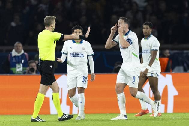 PARIS - (l-r) Referee Glenn Nyberg, Luuk de Jong of PSV Eindhoven react during the UEFA Champions League match between Paris Saint Germain and PSV Eindhoven at Parc des Princes on Oct. 22, 2024 in Paris, France. ANP ROBIN VAN LONKHUIJSEN UEFA Champions League 2024 25 xVIxANPxSportx xxANPxIVx 511582985 originalFilename: 511582985.jpg