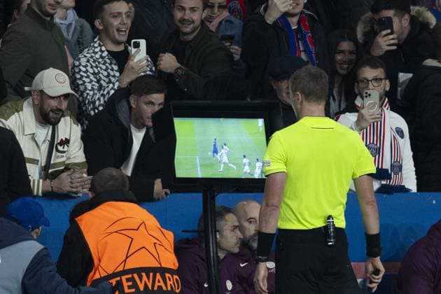 PARIS - (l-r) Referee Glenn Nyberg looks at footage during the UEFA Champions League match between Paris Saint Germain and PSV Eindhoven at Parc des Princes on Oct. 22, 2024 in Paris, France. ANP ROBIN VAN LONKHUIJSEN UEFA Champions League 2024 25 xVIxANPxSportx xxANPxIVx 511583114 originalFilename: 511583114.jpg