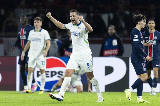 PARIS - (l-r) Luuk de Jong of PSV Eindhoven celebrates 1-1 after the UEFA Champions League match between Paris Saint Germain and PSV Eindhoven at Parc des Princes on Oct. 22, 2024 in Paris, France. ANP ROBIN VAN LONKHUIJSEN UEFA Champions League 2024 25 xVIxANPxSportx xxANPxIVx 511583311 originalFilename: 511583311.jpg