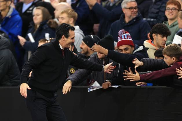 Fußball UEFA-Champions-League-Phase Aston Villa gegen Bologna 22. Oktober 2024 UEFA-Champions-League-Phase Aston Villa gegen Bologna Aston-Villa-Trainer Unai Emery begrüßt die Fans Foto Simon Stacpoole Abseits Birmingham UK  Copyright: xSimonxStacpoolexOffside