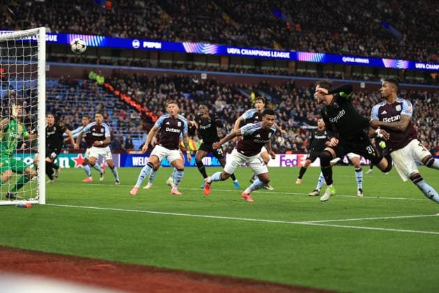Fußball UEFA-Champions-League-Phase Aston Villa gegen Bologna 22. Oktober 2024 UEFA-Champions-League-Phase Aston Villa gegen Bologna Ein Kopfball von Sam Beukema von Bologna trifft den Pfosten Foto Simon Stacpoole Abseits Birmingham UK  Copyright: xSimonxStacpoolexOffside