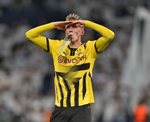 22 10 2024, Football UEFA Champions League 2024 2025, Matchday 3, Real Madrid Borussia Dortmund, at Estadio Santiango Bernabeu in Madrid Spain , The Dortmund players hang their heads Maximilian Beier Borussia Dortmund looks up DFL and DFB regulations prohibit any use of photographs as image sequences and or quasi video