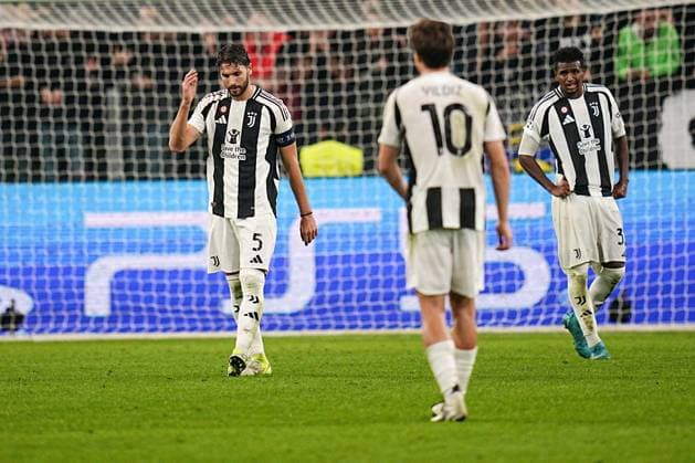 Juventus Manuel Locatelli reacts after Stuttgart s El Bilal Tour& xe9; score his goal during the Uefa Champions League soccer match, between Juventus and Stuttgart at the Allianz Stadium in Turin, north west Italy - Tuesday, October 22, 2024. - Soccer  Copyright: xMarcoxAlpozzi LaPressex