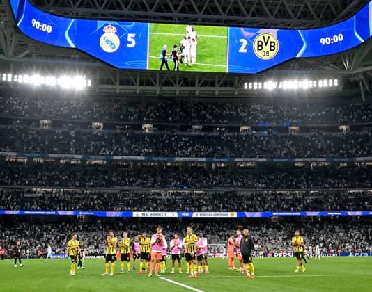 Sport Themen der Woche KW43 Sport Bilder des Tages 22.10.2024, Fussball UEFA Champions League 2024 2025, 3.Spieltag, Real Madrid - Borussia Dortmund, im Estadio Santiango Bernabeu in Madrid (Spanien), Die Dortmunder Spieler sind nach dem Spiel enttäuscht. Das Ergebnis von 5:2 ***DFL and DFB regulations prohibit any use of photographs as image sequences and or quasi-video.*** *** 22 10 2024, Football UEFA Champions League 2024 2025, Matchday 3, Real Madrid Borussia Dortmund, at Estadio Santiango Bernabeu in Madrid Spain , The Dortmund players are disappointed after the match The result of 5 2 DFL and DFB regulations prohibit any use of photographs as image sequences and or quasi video