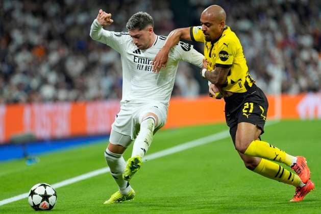 Real Madrid vs Borussia Dortmund Fede Valverde of Real Madrid CF and Donyell Malen of Borussia Dortmund during Real Madrid vs Borussia Dortmund at Santiago Bernabeu on October 22sd 2024 EDITORIAL USE ONLY Copyright: xx Senis-Cebolla ALFAQUIx 0774875785st