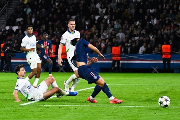 Olivier Boscagli ( 18 - PSV ) and Asensio Marco ( 11 - PSG ) during the UEFA Champions League match between Paris Saint Germain and PSV Eindhoven at Parc Des Princes on October 22, 2024 in Paris, France. ( Photo by federico pestellini panoramic ) - FOOTBALL : PSG vs PSV - Ligue des Champions - 22 10 2024 FedericoPestellini Panoramic 