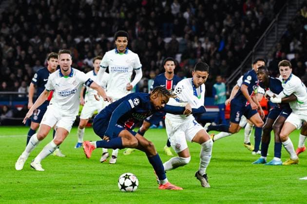 Bradley Barcola ( 29 - PSG ) during the UEFA Champions League match between Paris Saint Germain and PSV Eindhoven at Parc Des Princes on October 22, 2024 in Paris, France. ( Photo by federico pestellini panoramic ) - FOOTBALL : PSG vs PSV - Ligue des Champions - 22 10 2024 FedericoPestellini Panoramic 