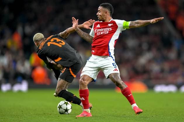 Gabriel Jesus of Arsenal FC and Pedro Henrique of Shakhtar Donetsk challenge for the ball during the UEFA Champions League match between Arsenal and Shakhtar Donetsk at the Emirates Stadium, London, England on 22 October 2024. Copyright: xPhilxHutchinsonx 42010042