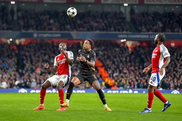 Thomas of Arsenal FC and Kevin of Shakhtar Donetsk watch the high ball during the UEFA Champions League match between Arsenal and Shakhtar Donetsk at the Emirates Stadium, London, England on 22 October 2024. Copyright: xPhilxHutchinsonx 42010069