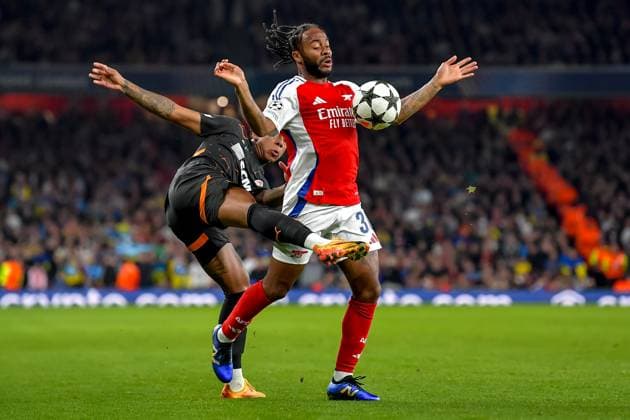 Raheem Sterling of Arsenal FC with the ball as Kevin of Shakhtar Donetsk tackles during the UEFA Champions League match between Arsenal and Shakhtar Donetsk at the Emirates Stadium, London, England on 22 October 2024. Copyright: xPhilxHutchinsonx 42010073