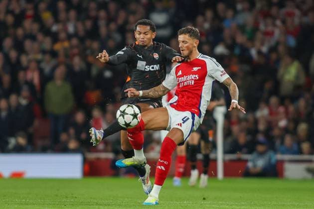 London, England, October 22nd 2024: Ben White (4 Arsenal) and Eguinaldo (7 Shakhtar Donetsk) fight for the ball during the UEFA Champions League game between Arsenal and Shakhtar Donetsk at Emirates Stadium in London, England (Alexander Canillas SPP) Copyright: xAlexanderxCanillas SPPx spp-en-AlCa-9U2A2541