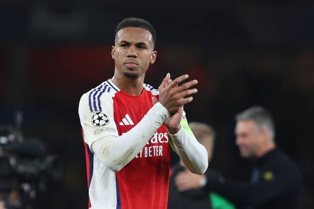 London, England, October 22nd 2024: Gabriel (6 Arsenal) thanks the fans during the UEFA Champions League game between Arsenal and Shakhtar Donetsk at Emirates Stadium in London, England (Alexander Canillas SPP) Copyright: xAlexanderxCanillas SPPx spp-en-AlCa-9U2A3276