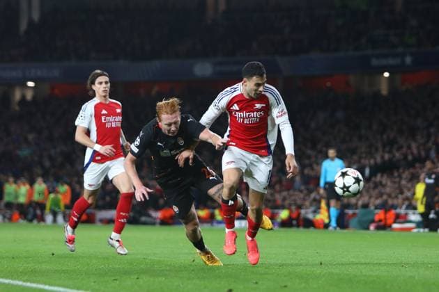 London, England, October 22nd 2024: Yukhym Konoplya (26 Shakhtar Donetsk) and Gabriel Martinelli (11 Arsenal) fight for the ball during the UEFA Champions League game between Arsenal and Shakhtar Donetsk at Emirates Stadium in London, England (Alexander Canillas SPP) Copyright: xAlexanderxCanillas SPPx spp-en-AlCa-C5V_2930