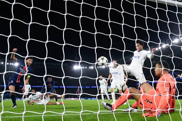 Marquinhos ( 5 - PSG ) can not beat Walter Benitez ( 1 - PSV ) and Malik Tillman ( 7 - PSV ) during the UEFA Champions League match between Paris Saint Germain and PSV Eindhoven at Parc Des Princes on October 22, 2024 in Paris, France. ( Photo by federico pestellini panoramic ) - FOOTBALL : PSG vs PSV - Ligue des Champions - 22 10 2024 FedericoPestellini Panoramic 