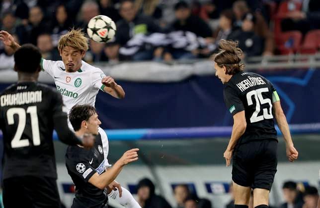 SOCCER - UEFA CL, Sturm vs Sporting KLAGENFURT,AUSTRIA,22.OCT.24 - SOCCER - UEFA Champions League, SK Sturm Graz vs Sporting CP. Image shows Hidemasa Morita (Sporting Lissabon), William Boving and Stefan Hierlaender (Sturm).  GEPAxpictures xHansxOberlaender