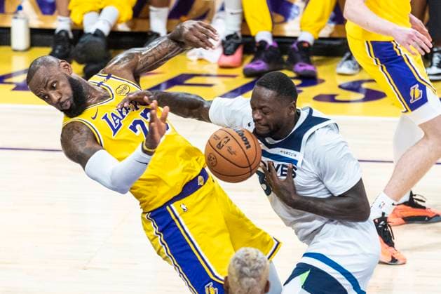 Sport Themen der Woche KW43 Sport Bilder des Tages (241023) -- LOS ANGELES, Oct. 23, 2024 -- Minnesota Timberwolves Julius Randle (R) vies with Los Angeles Lakers LeBron James during the 2024-2025 NBA, Basketball Herren, USA regular season match between Los Angeles Lakers and Minnesota Timberwolves in Los Angeles, the United States, Oct. 22, 2024. (Photo by Ringo Chiu Xinhua) (SP)U.S.-LOS ANGELES-BASKETBALL-NBA-LAKERS VS TIMBERWOLVES ZhaoxHanrong 