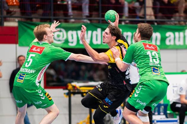 22 10 2024 Handball, 2024 2025, 2 Daikin Bundesliga, Matchday 8, GWD Minden HSC 2000 Coburg L R Florian Kranzmann Minden , Mikael Helmersson Coburg , Ian Weber Minden
