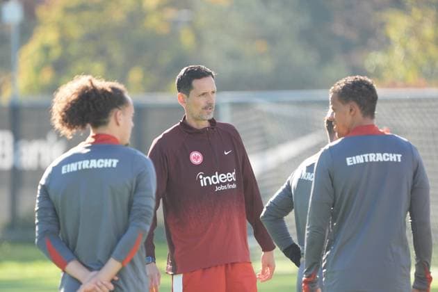 Speech by coach Dino Toppmöller Eintracht Frankfurt Frankfurt 23 10 2024 Eintracht Frankfurt final training session before the Europa League against Riga, Deutsche Bank Park, UEFA Europa League