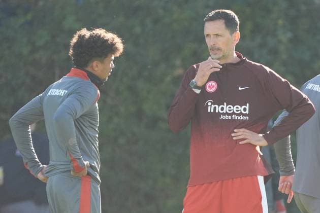 Coach Dino Toppmöller Eintracht Frankfurt in conversation with Nathaniel Brown Eintracht Frankfurt, 21 Frankfurt 23 10 2024 Eintracht Frankfurt final training session before the Europa League against Riga, Deutsche Bank Park, UEFA Europa League