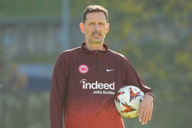 Coach Dino Toppmöller Eintracht Frankfurt observes training Frankfurt 23 10 2024 Eintracht Frankfurt final training before the Europa League against Riga, Deutsche Bank Park, UEFA Europa League