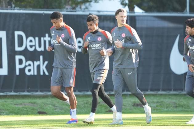 Aurele Amenda Eintracht Frankfurt, 05 , Ansgar Knauff Eintracht Frankfurt, 36 and Robin Koch Eintracht Frankfurt, 04 warm up Frankfurt 23 10 2024 Eintracht Frankfurt final training before the Europa League against Riga, Deutsche Bank Park, UEFA Europa League