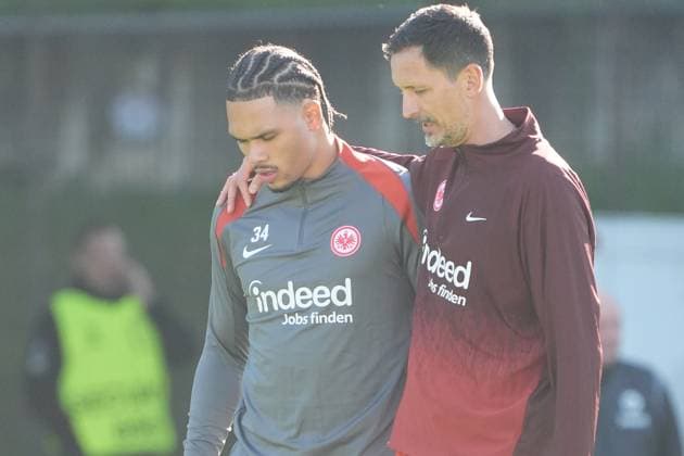 Coach Dino Toppmöller Eintracht Frankfurt in conversation with Nnamdi Collins Eintracht Frankfurt, 34 Frankfurt 23 10 2024 Eintracht Frankfurt final training session before the Europa League against Riga, Deutsche Bank Park, UEFA Europa League