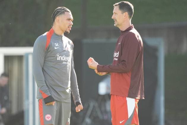 Coach Dino Toppmöller Eintracht Frankfurt in conversation with Nnamdi Collins Eintracht Frankfurt, 34 Frankfurt 23 10 2024 Eintracht Frankfurt final training session before the Europa League against Riga, Deutsche Bank Park, UEFA Europa League