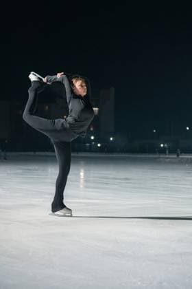Beautiful young woman ice skating and performing short program Beautiful young woman ice skating and performing short program over city outdoor ice arena. Winter activities concept (License=RF) 22231363 ,model released, Symbolfoto Copyright: xZoonar.com RuslanxOlinchukx 22231363 ,model released, Symbolfoto ,property released