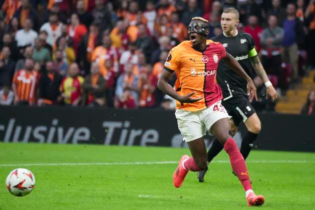 241023 BVictor Osihmen of Galatasaray and Sebastian Holmen of Elfsborg during the UEFA Europa League football match between Galatasaray and Elfsborg on October 23, 2024 in Istanbul Photo Seskimphoto BILDBYRAN kod XY XY0031 fotboll football soccer fotball uefa europa league europa league galatasaray elfsborg bbeng  Copyright: SESKIMxPHOTO BB241023BB563