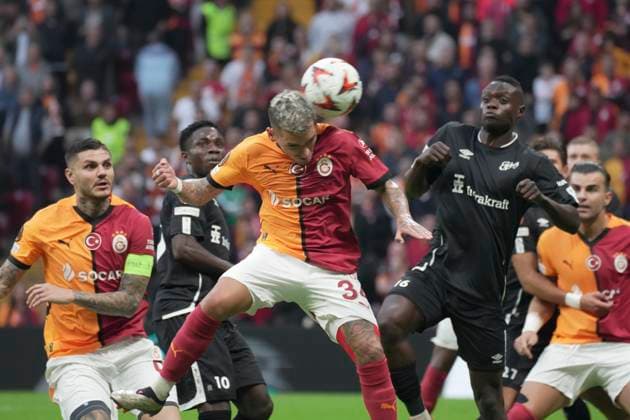 Mauro Icardi (L)of Galatasaray and Timothy Ouma (R)of Elfsborg during the UEFA Europa League 2024 25 League Phase MD3 match between Galatasaray A.S. and IF Elfsborg at Rams Park on October 23, 2024 in Istanbul, Turkey. Istanbul Turkey Copyright: xSeskimphotox Gsaray_Elfsborg_231024 (54)