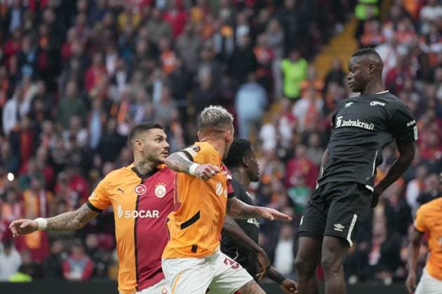 Mauro Icardi (L)of Galatasaray and Timothy Ouma (R)of Elfsborg during the UEFA Europa League 2024 25 League Phase MD3 match between Galatasaray A.S. and IF Elfsborg at Rams Park on October 23, 2024 in Istanbul, Turkey. Istanbul Turkey Copyright: xSeskimphotox Gsaray_Elfsborg_231024 (56)
