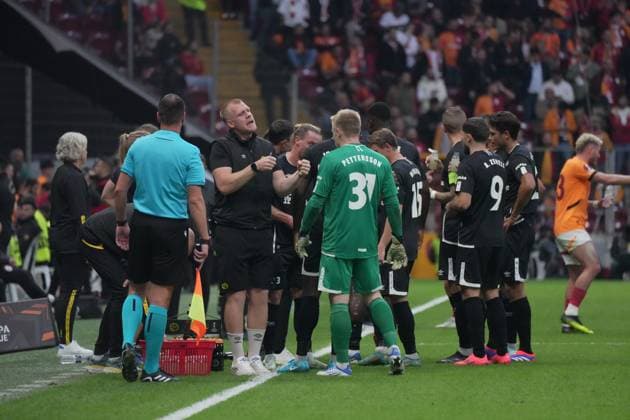 Players of Elfsborg on water break during the UEFA Europa League 2024 25 League Phase MD3 match between Galatasaray A.S. and IF Elfsborg at Rams Park on October 23, 2024 in Istanbul, Turkey. Istanbul Turkey Copyright: xSeskimphotox Gsaray_Elfsborg_231024 (69)