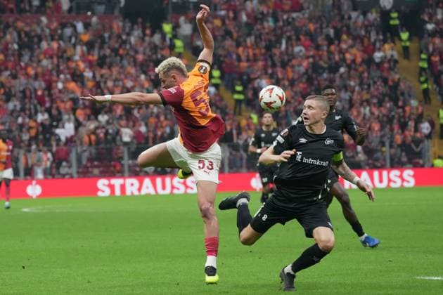 Baris Alper Yilmaz (L) of Galatasaray and Sebastian Holmen (R) of Elfsborg during the UEFA Europa League 2024 25 League Phase MD3 match between Galatasaray A.S. and IF Elfsborg at Rams Park on October 23, 2024 in Istanbul, Turkey. Istanbul Turkey Copyright: xSeskimphotox Gsaray_Elfsborg_231024 (74)