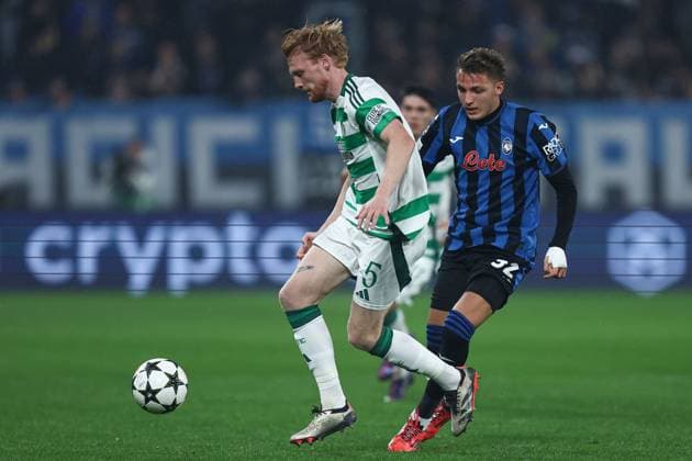 Liam Scales of Celtic (L) under pressure from Mateo Retegui of Atalanta BC Atalanta v Celtic, UEFA Champions League, Group Stage, Football, Gewiss Stadium, Bergamo, Italy, 23 Oct 2024 EDITORIAL USE ONLY No use with unauthorised audio, video, data, fixture lists, club league logos or live services. Online in-match use limited to 120 images, no video emulation. No use in betting, games or single club league player publications.  Copyright: xMarcoxCanoniero Shutterstockx 14801628a