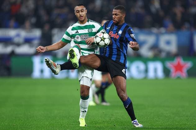 Adam Idah of Celtic (L) battles with Isak Hien of Atalanta BC (R) Atalanta v Celtic, UEFA Champions League, Group Stage, Football, Gewiss Stadium, Bergamo, Italy, 23 Oct 2024 EDITORIAL USE ONLY No use with unauthorised audio, video, data, fixture lists, club league logos or live services. Online in-match use limited to 120 images, no video emulation. No use in betting, games or single club league player publications.  Copyright: xMarcoxCanoniero Shutterstockx 14801628v